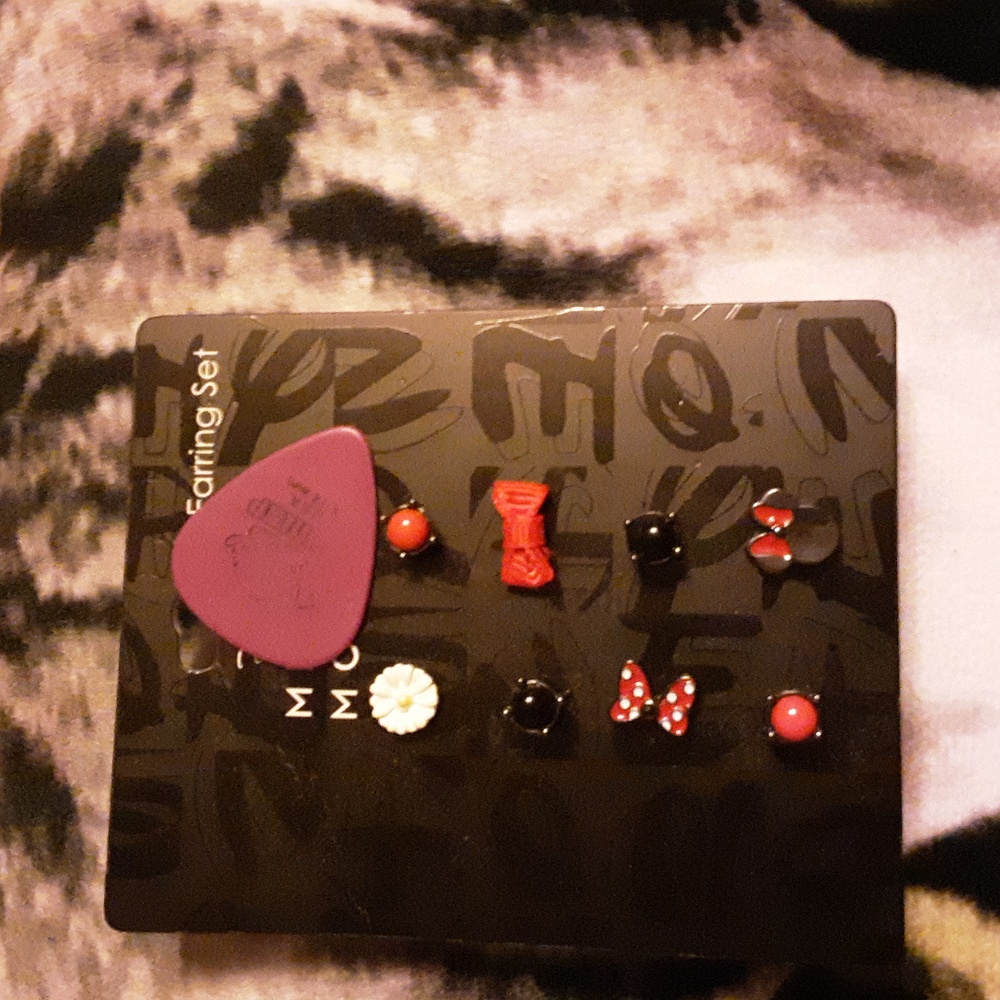 Disney Minnie Mouse Pierced Stud Earrings Set NWOT - Picture 3 of 3